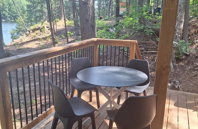 Off Grid Getaway. Water Access only! Luxury in the woods.