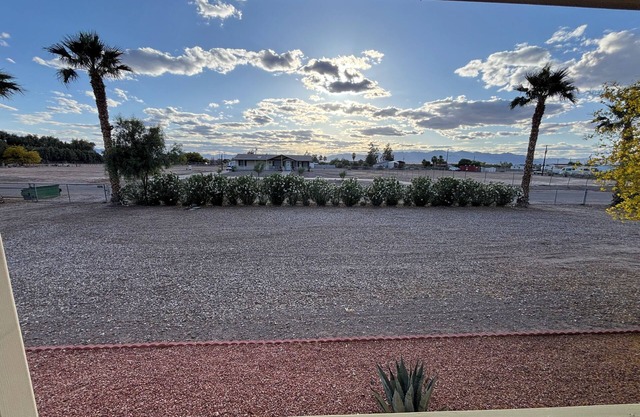 Off Roading and boaters paradise with pull through driveway and gated parking!