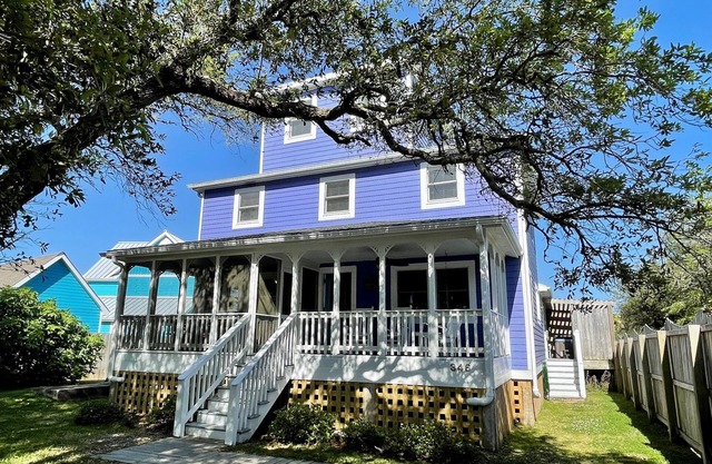 Off the Deep End: Beheiztes Hallenbad, Whirlpool, kurzer Fußweg zum Hafen.