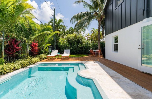 OFF THE HOOK - 3 Bedroom / 3 Bathroom W/ Pool & Parking