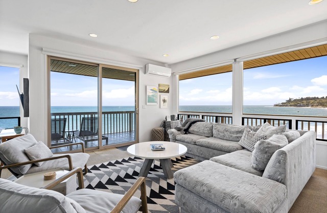 Condominio frente al mar en Malibú con acceso privado a la playa y espectaculares vistas al mar