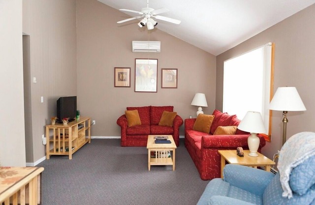 Official Seasons RMC Condo 15F - 1 Bedroom + Loft - Sleeps 9 - No Fees