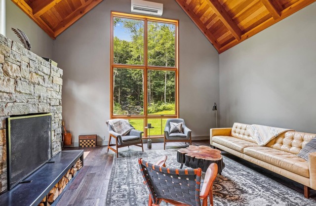 Ogden Falls: 2 br, wood fireplace, a/c, firepit, waterfall view!