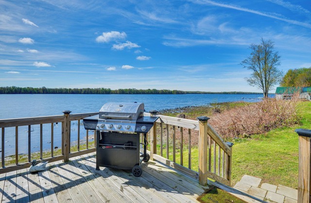 Ogdensburg Waterfront Cottage w/Deck & BBQ Grill!