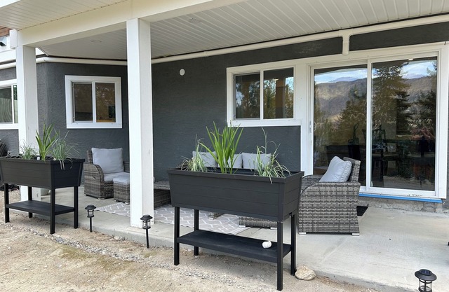 Okanagan Lake Retreat Near Beach, Dock & Wineries Stylish & Cozy