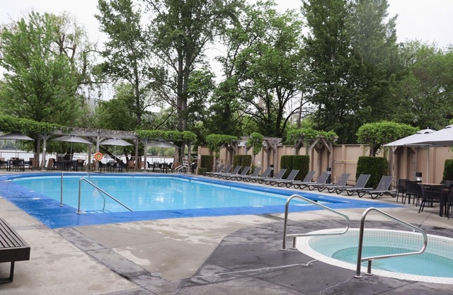 Willkommen im Strand Lakefront Resort in Vernon