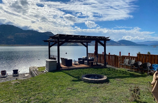 Okanagan Lakefront RV w/boat launch in residential/seasonal community.