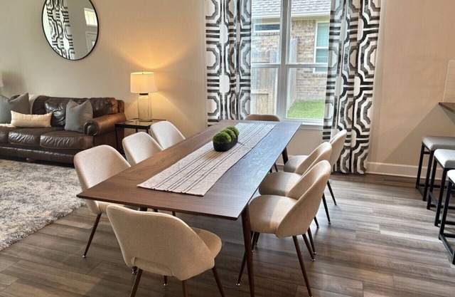 Ol’ Army Escape ~ Beautiful & Spacious Retreat in Aggieland!
