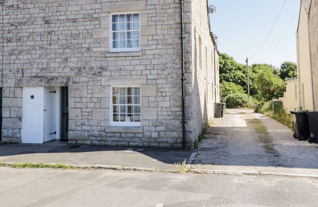 OLA COTTAGE, pet friendly, character holiday cottage in Portland Bill