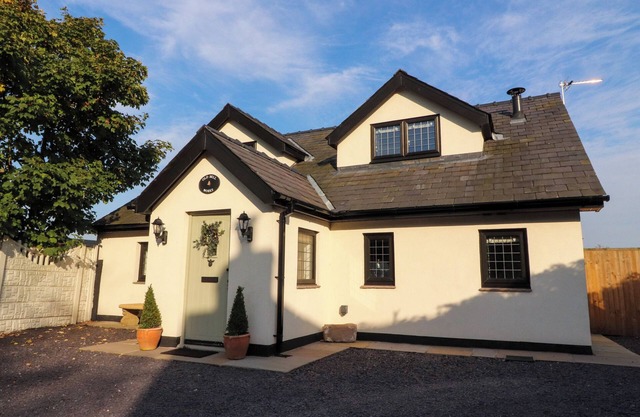 OLD BELL WORKS, pet friendly, character holiday cottage in Pilling
