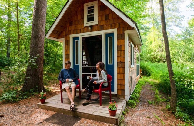 Old Blue Tiny House/ bath house with breakfast/spa