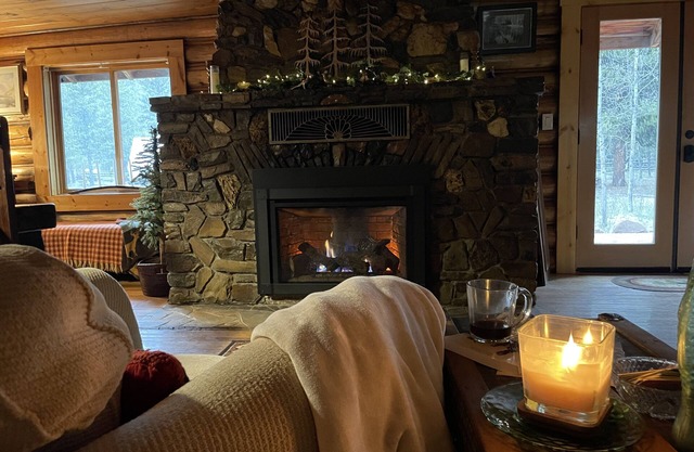 Old Canyon Lodge w/ Hot Tub - Nearby Ski Park, Hot Springs, Pioneer Mtn, Bannack