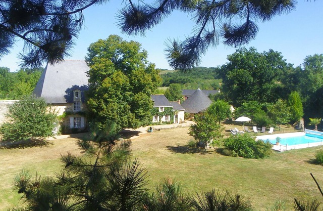 Altes Schloss in großem Park mit privatem Pool