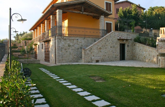 Antigua casa de campo y piscina en las colinas de Umbría entre Foligno y Asís