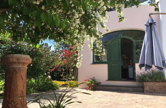 Villa umgeben von viel Grün nur wenige Schritte vom Meer entfernt