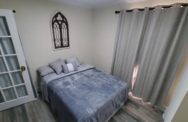 Old Farm Cottage Long Term Close to Sporting events, Mountains & City
