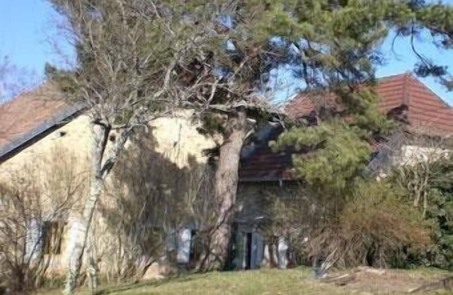 Jura, altes Bauernhaus, privater Eingang, 5 Personen, ruhiges schattiges Dorf