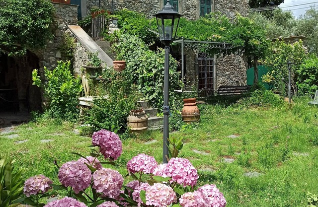 Old farmhouse with romantic garden in medieval setting, near the 5Terre.