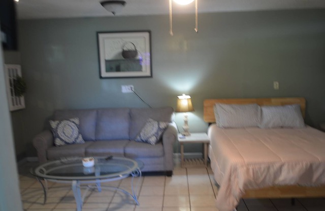 Old Florida, country cottage. Relax with nature on this 420friendly hobby farm.