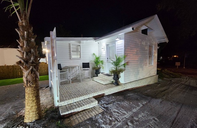 OLD FLORIDA STYLE SUITE UPDATED LIKE NEW!