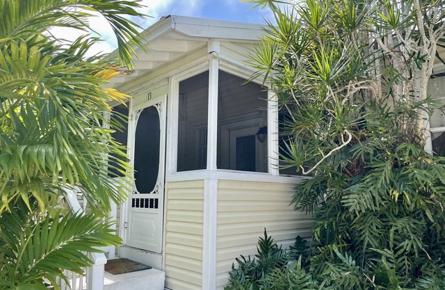 Old Florida Style, Dockage, Swimming Pool (shared), just 20 miles from Key West