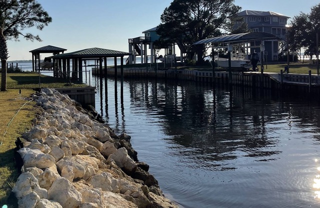 Old Florida waterfront house. Beach, bike trails, boat ramp, fishing, & fire pit