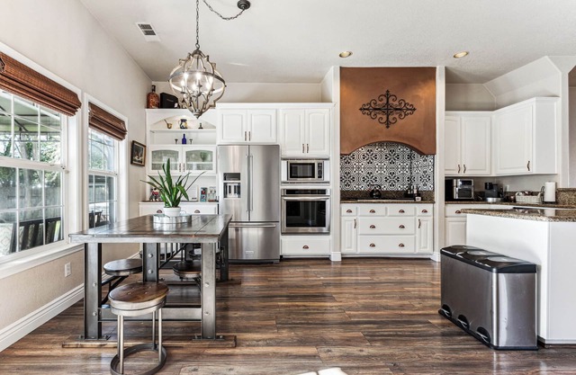 🌿 Old Folsom La Boheme Artist Retreat + Large Yard, Jacuzzi & Outdoor Shower 🌿