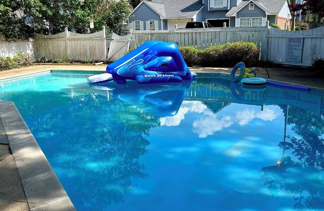 Old Hollywood Near Water Sleeps 6 with pool access!