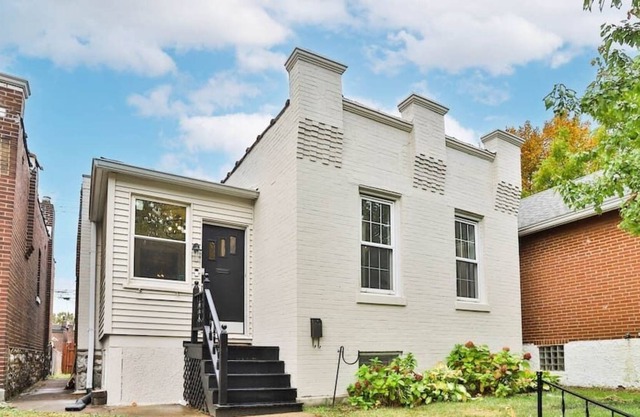 Old Home STL Charm! 2 Bed, 1 Bath Pet Friendly