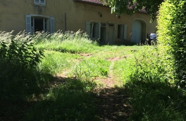 Altes Haus auf einem mittelalterlichen Hügel im Herzen eines Dorfes im Val d'Amour