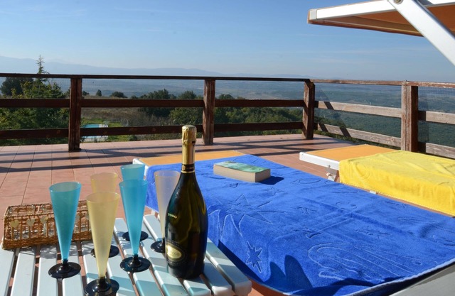 Jagdhaus mit außergewöhnlichem Blick auf die Seen und Dörfer des Val di Chiana.