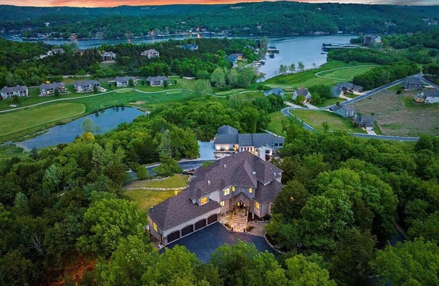 Kinderhook Castle: 9.400 SF Executive Retreat, 7 Zim., In der Gated Golf Community