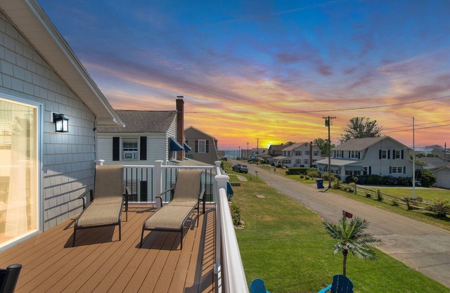 Old Lyme Shores Beach house! Walk to water!