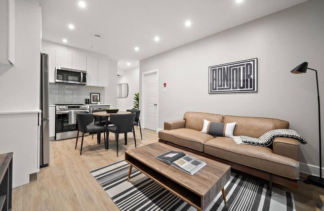 Old Montreal Luxury Apartment 3