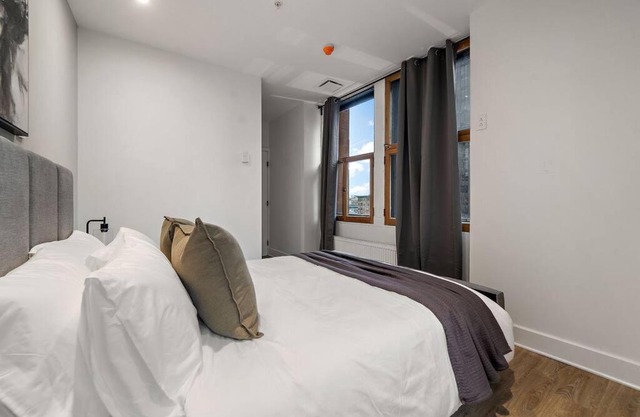 Old Montreal Luxury Apartment 5
