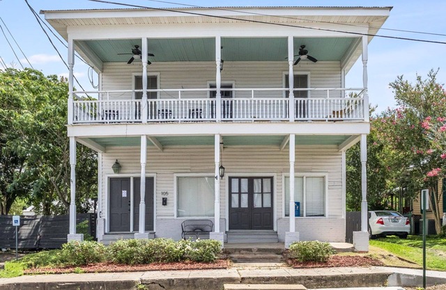 Old Opera House Grand Residence, Downtown Breaux Bridge, sleeps 7