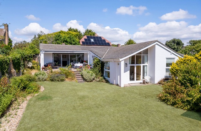 Old Orchard House - sleeps 10 guests in 4 bedrooms