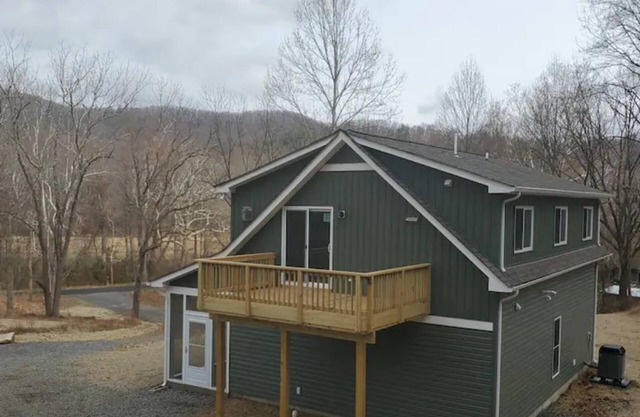Old Rag Cottage - Sunny 2 Br near everything!