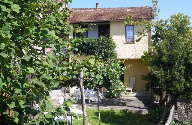 Altes Pfarrhaus in mittelalterlichem Dorf