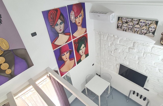 Old renovated studio apartment in Town Hall Square with works on display
