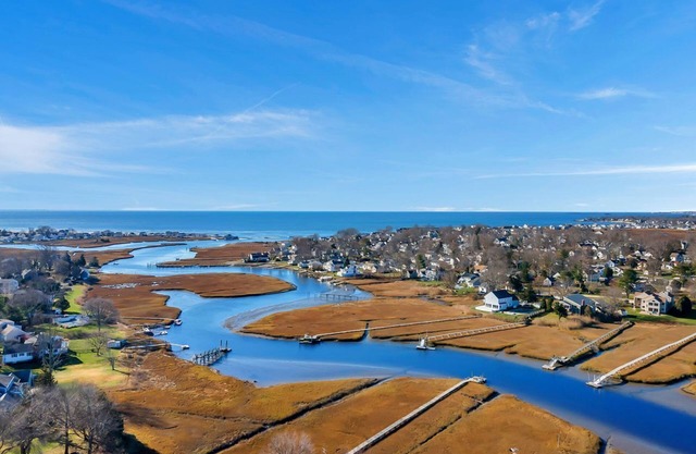Old Saybrook family gem very close to local beaches!
