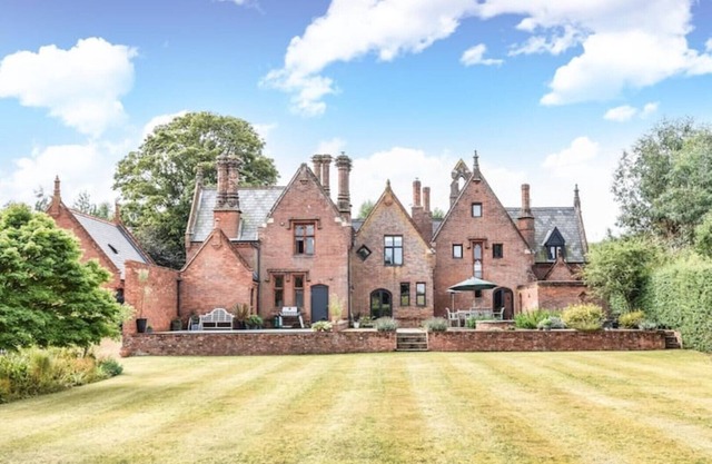 Old School meets Contemporary (sleeps 16 to 20)