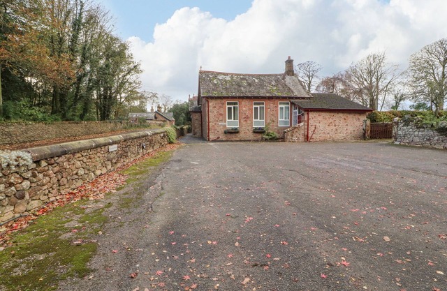 OLD SCHOOL MUNCASTER HOUSE, pet friendly, with open fire in Holmrook