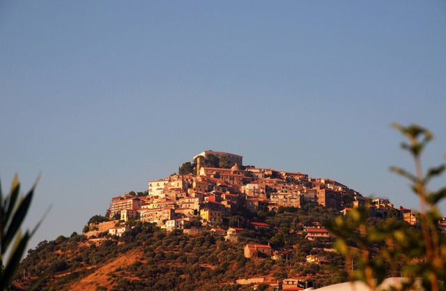Altes restauriertes Bauernhaus aus Stein mit großem Garten in Castellabate Cilento