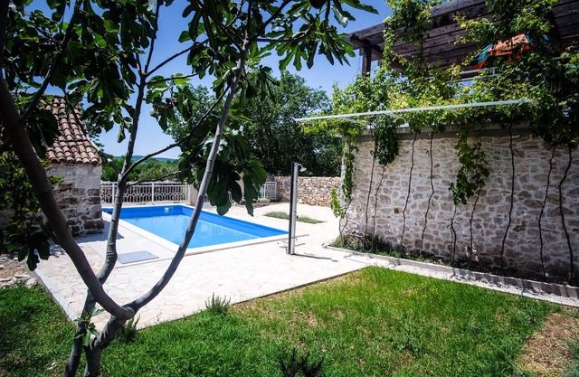 Steinhaus mit Swimmingpool für Familien