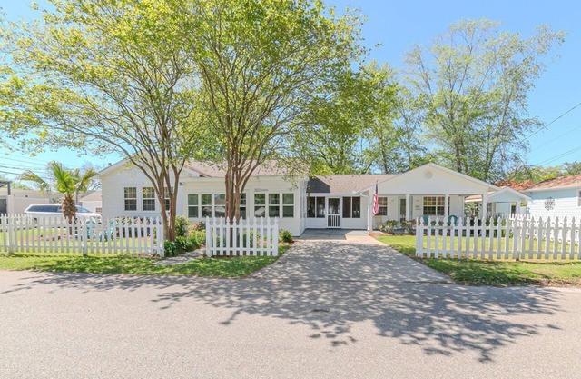 Old Town Beach Cottage~ 2 blocks from Main St. and Beach Blvd.