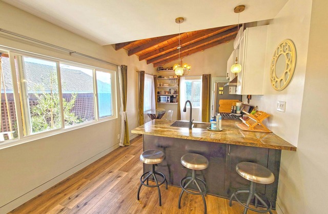 Old Town Charmer walking distance to restaurants/nightlife