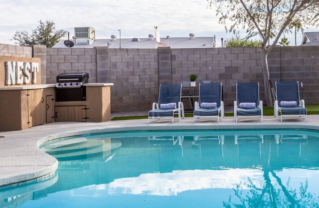 Alte Stadt! - Schlaf 16, Ent Dist! + Pool + Feuerstelle + BBQ + Putting Green + Bar