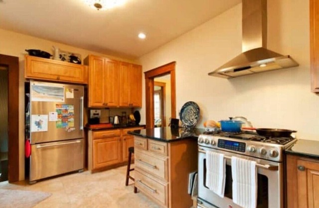 OldWestside Home-Hot tub, Yard, Central Location