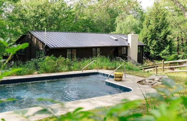 Olive Pit: Scenic Designer Retreat +Pool—Sleeps 12